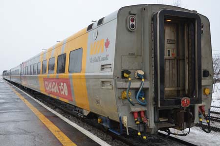 Passenger car VIA 3360 right side with Canada 150 colors / Wagon de passager VIA 3360 coté droit avec couleurs Canada 150